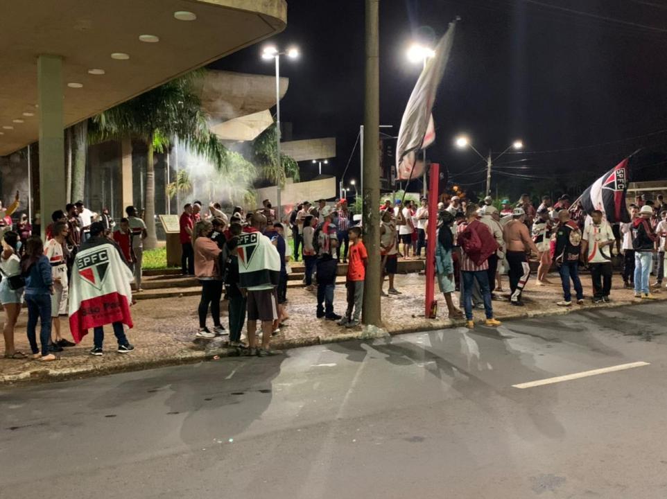 Foto 4 de 5 — Torcedores do São Paulo promovem aglomeração na Bento de Abreu após título paulista
